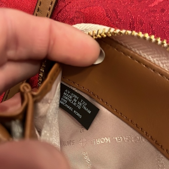 Brand New Michael Kors Large Vanilla Center Stripe Zip Around Wristlet Wallet - Picture 15 of 16